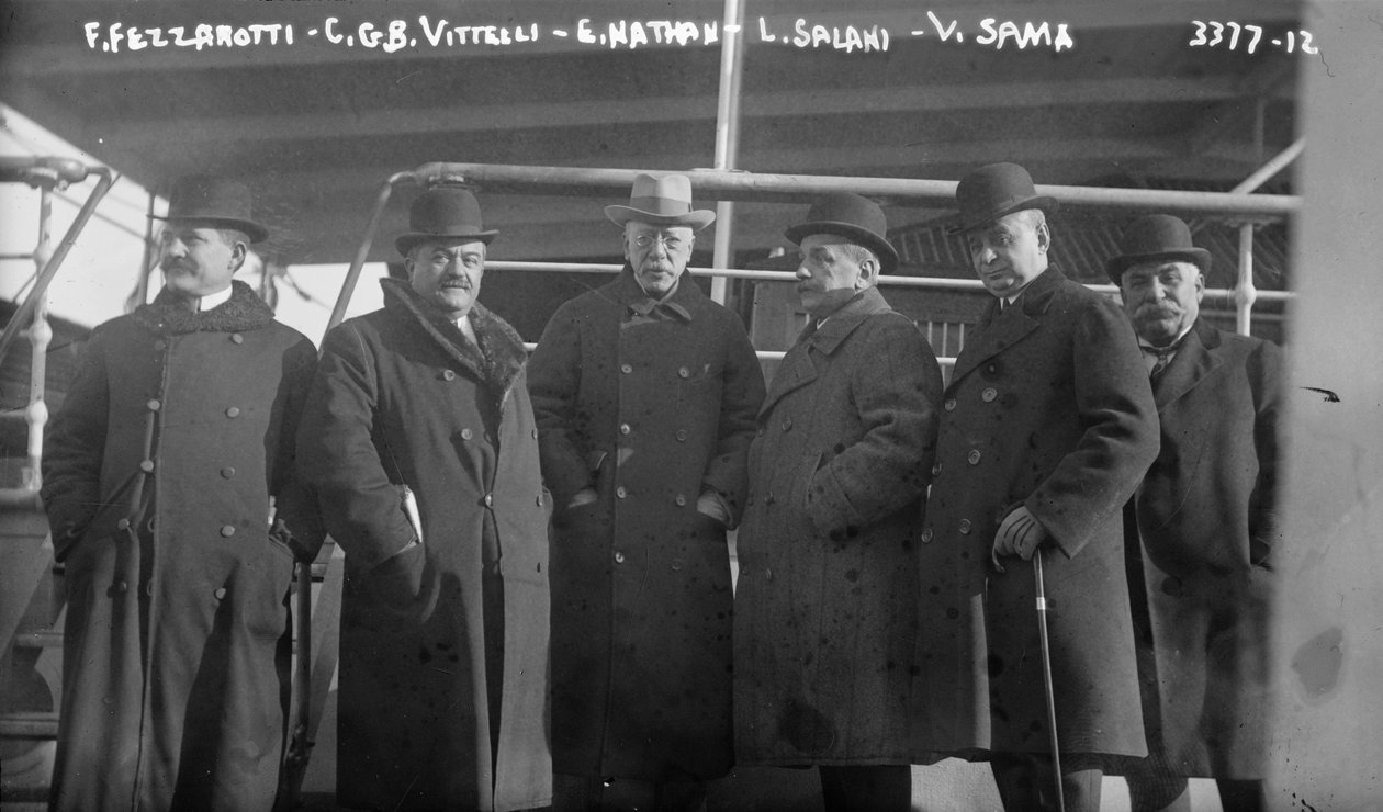 F. Fezzarotti, C.G.B. Vittelli, E. Nathan, L. Salani ja V. Sama valtamerilaivalla Amerikasta Italiasta New Yorkiin, 1915 tekijältä George Grantham Bain