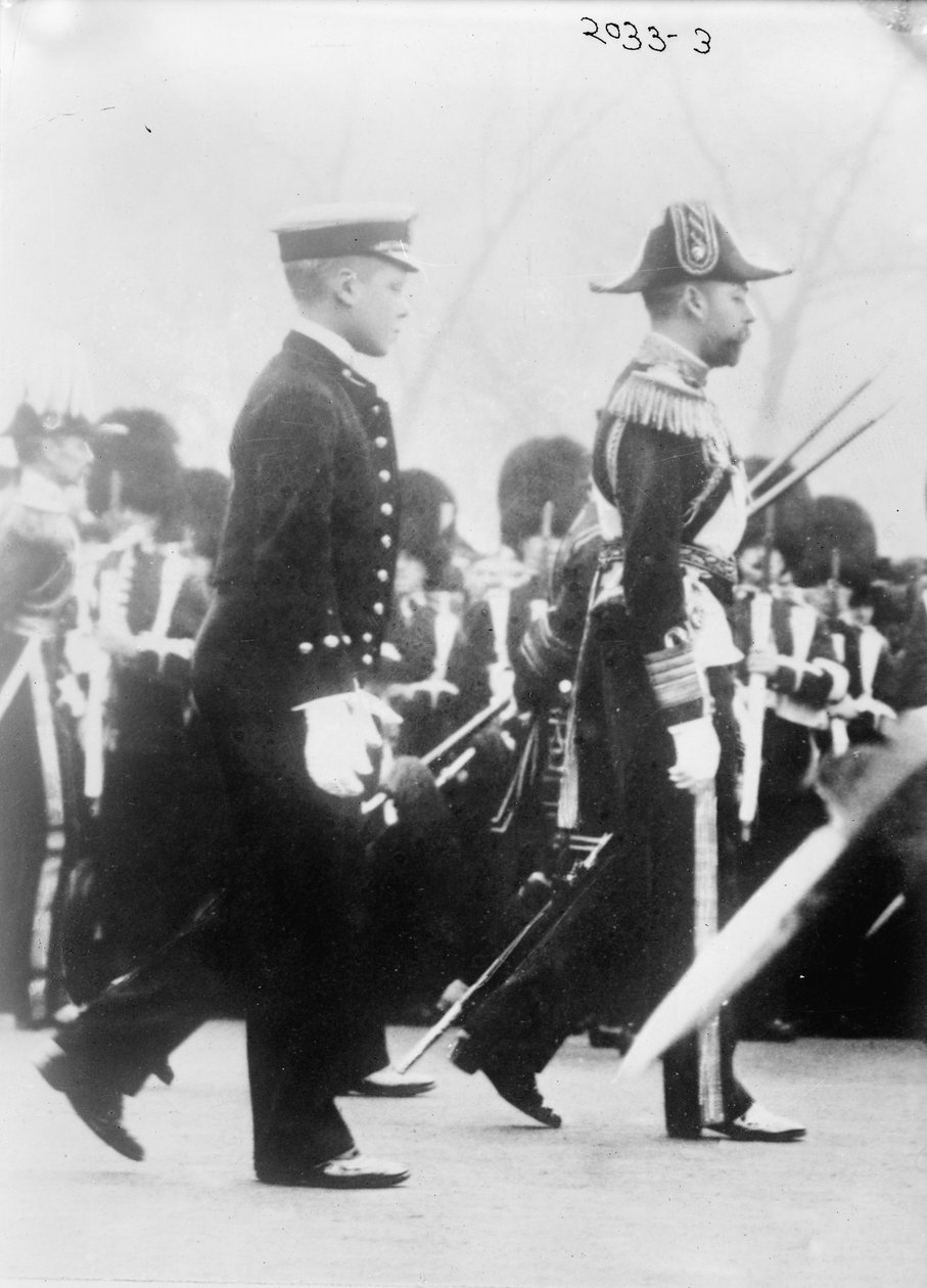 Kuningas Yrjö V Cornwallin herttuan kanssa kuningas Edward VII:n hautajaisissa 1910 tekijältä George Grantham Bain