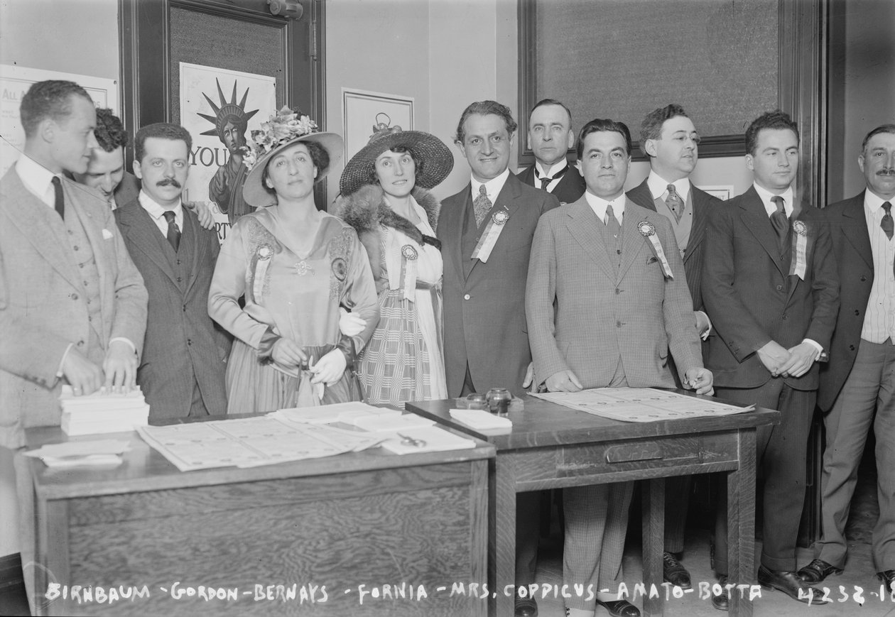 Oopperalaulajat ja muusikot avaamassa Operatic Libertyn lainatoimistot Aeolian Hallissa, New Yorkissa, 1917 tekijältä George Grantham Bain