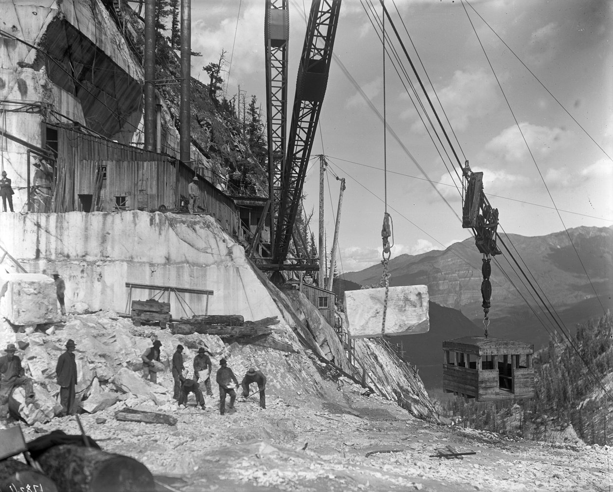 Yulen louhos - Yule Marble Co.:n nosturi- ja voimalaitostilat Yule Creekin pään lähellä, Marblen eteläpuolella, Colorado, n. 1910 tekijältä George Lytle Beam