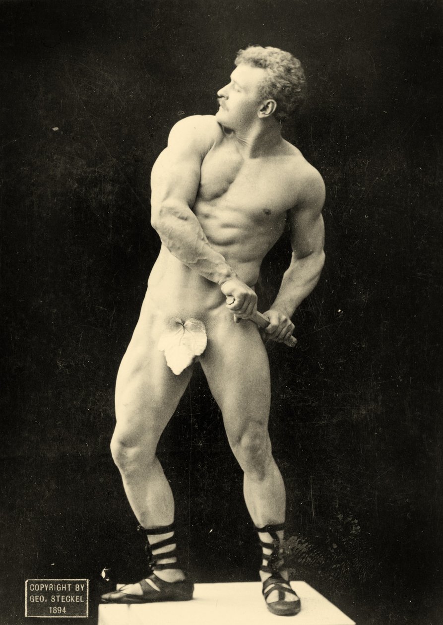 Eugen Sandow vetää miekkansa klassisessa antiikin kreikkalais-roomalaisessa asennossa, n. 1894 tekijältä George Steckel