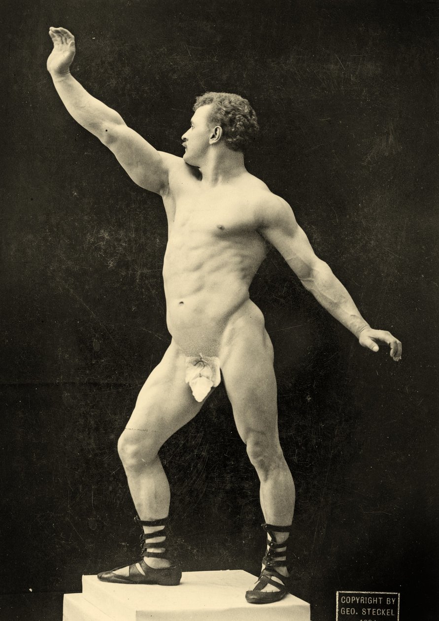 Eugen Sandow, klassisessa antiikin kreikkalais-roomalaisessa asennossa, n. 1894 tekijältä George Steckel
