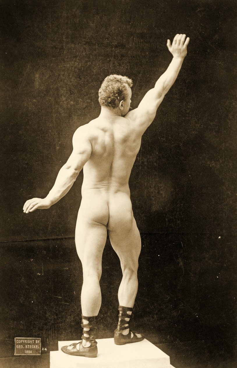 Eugen Sandow, klassisessa antiikin kreikkalais-roomalaisessa asennossa, n. 1894 tekijältä George Steckel