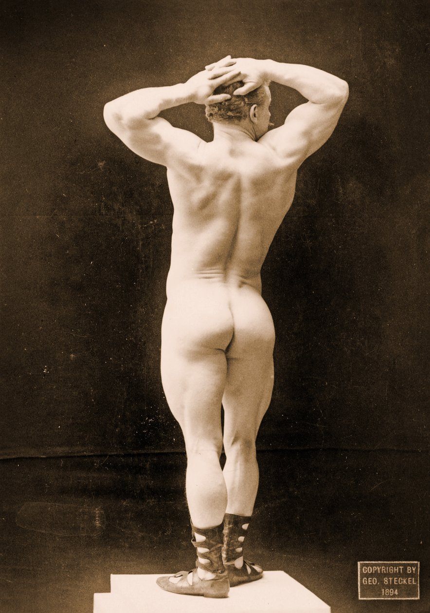 Eugen Sandow, klassisessa antiikin kreikkalais-roomalaisessa asennossa, n. 1894 tekijältä George Steckel