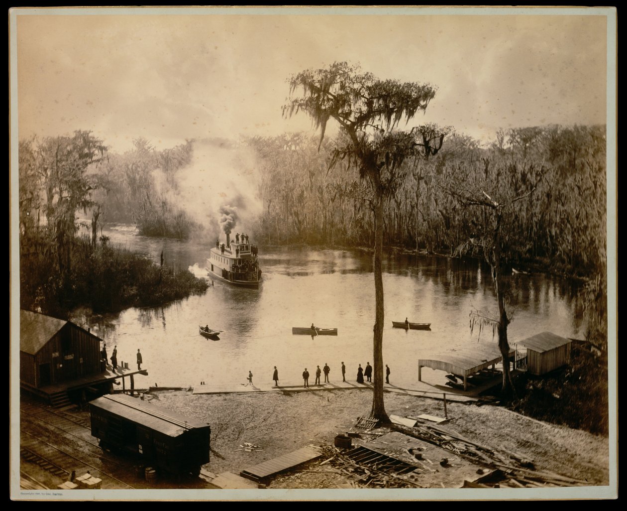 [Peräsiipiratashöyrylaiva saapumassa Silver Springsiin Floridassa kuljettuaan yön yli St. Johns-, Oklawaha- ja Silverjokia pitkin] tekijältä George Barker