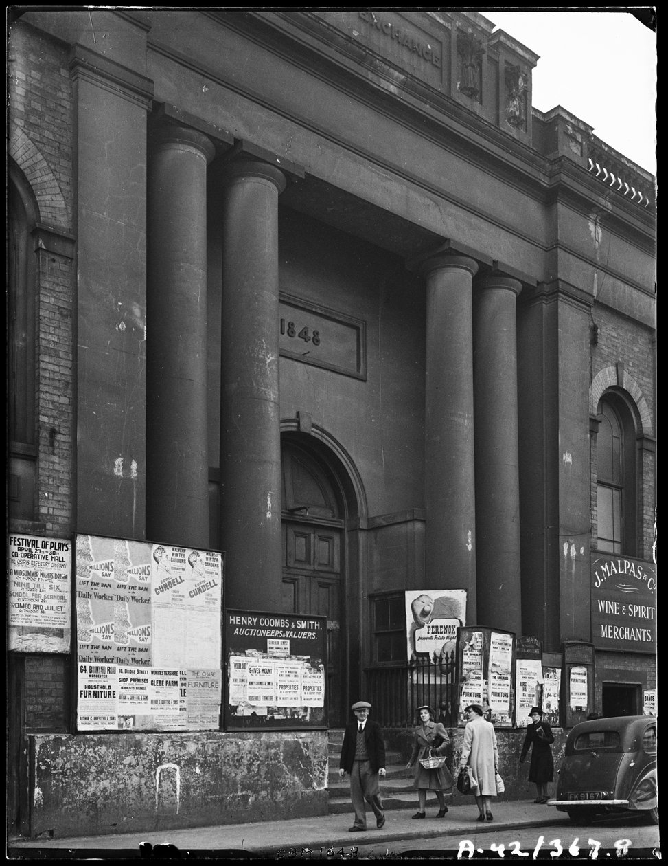 Corn Exchange, Angel Street, Worcester, Worcestershire, 1942. tekijältä George Bernard Mason