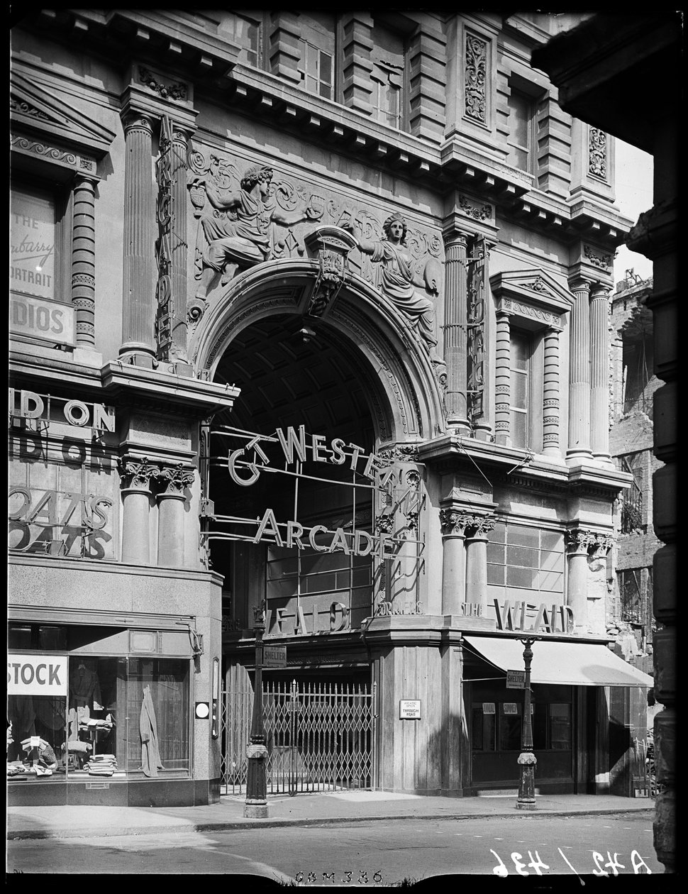 Great Western Arcade, Temple Row, Birmingham, 1941. tekijältä George Bernard Mason