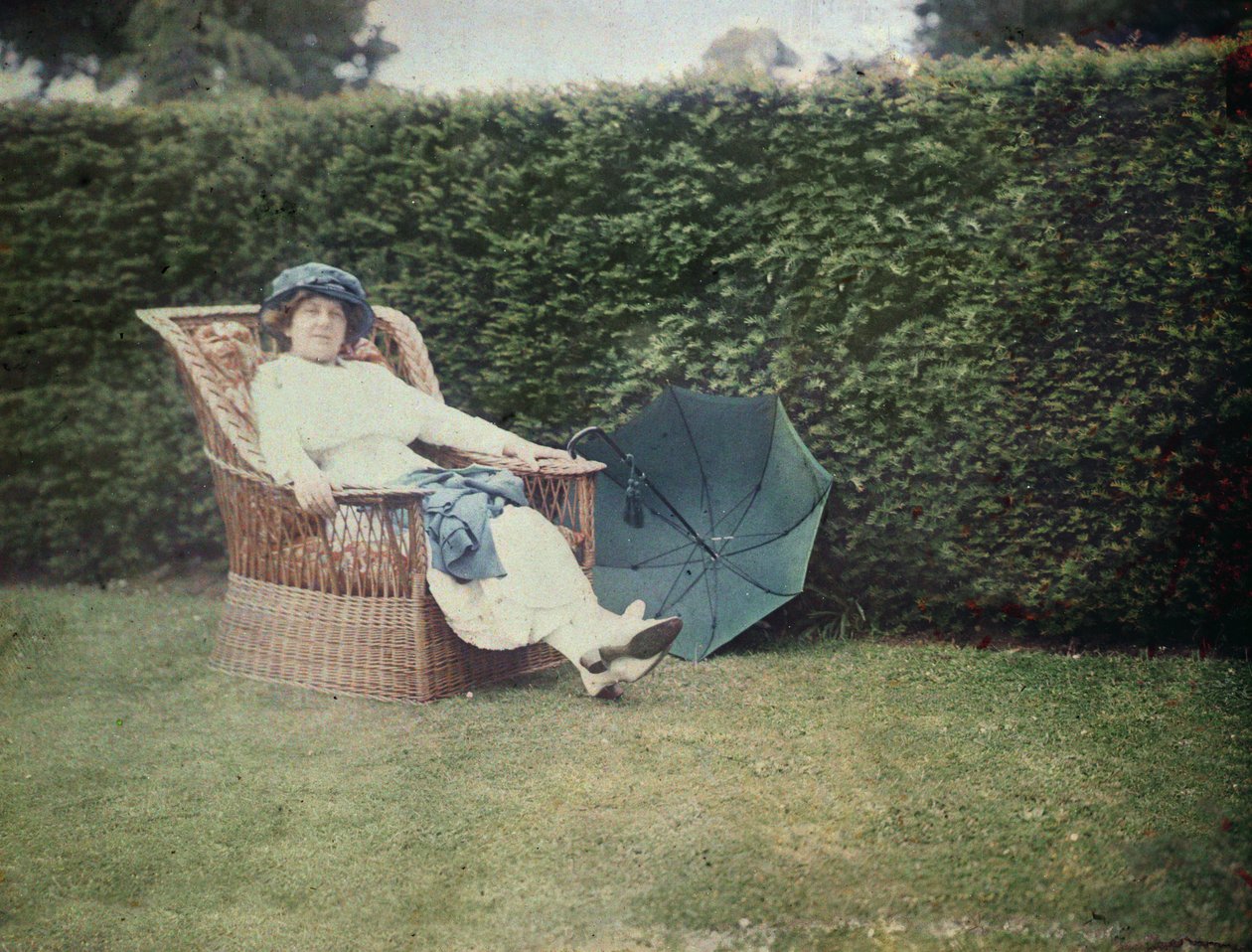 Nainen istuu puutarhatuolissa (autochrome) tekijältä George Bernard Shaw