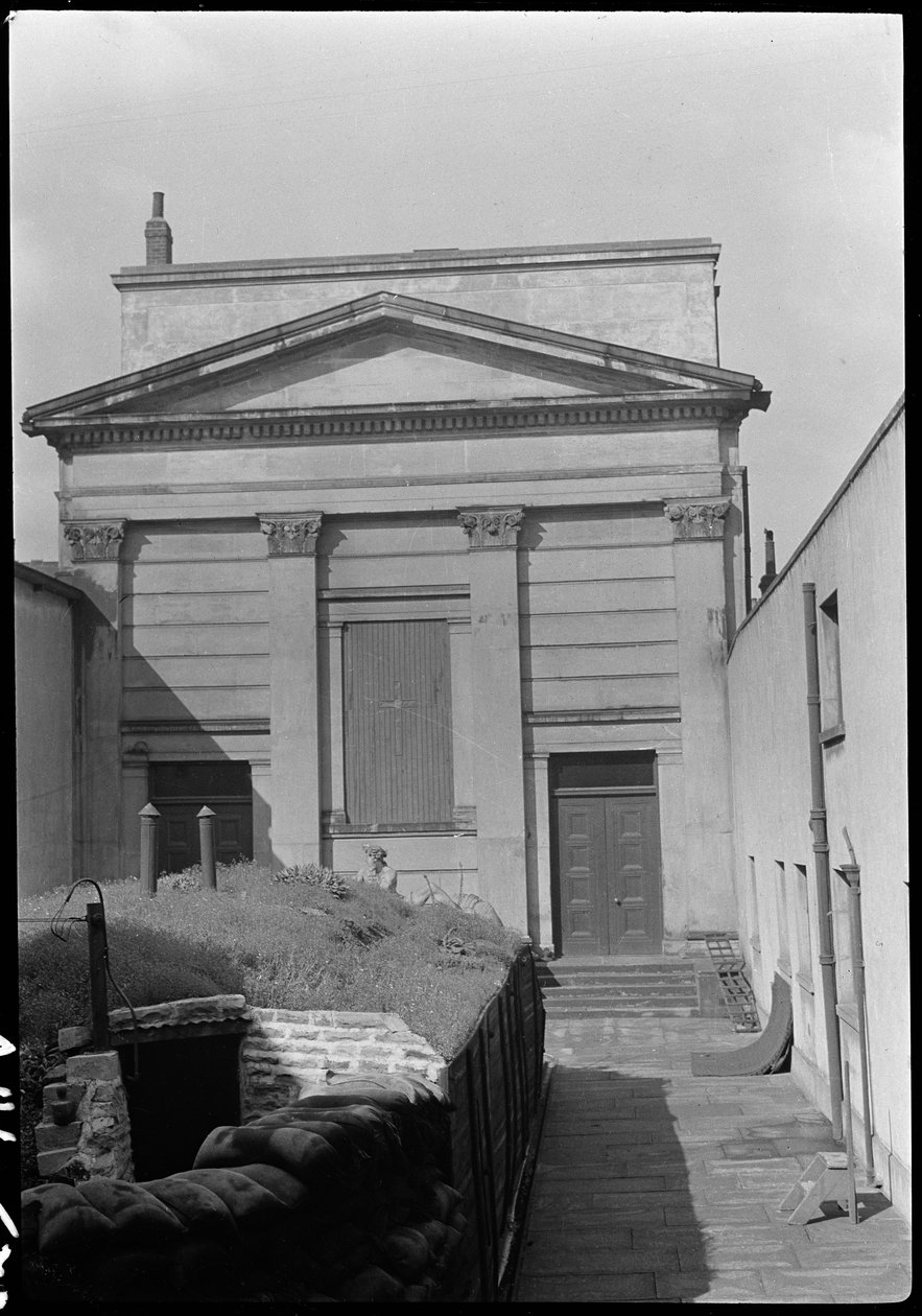 Kappeli Hull Trinity Housessa ja patsas itärintaman ulkopuolella, Kingston upon Hull, 1941. tekijältä George Bernard Wood