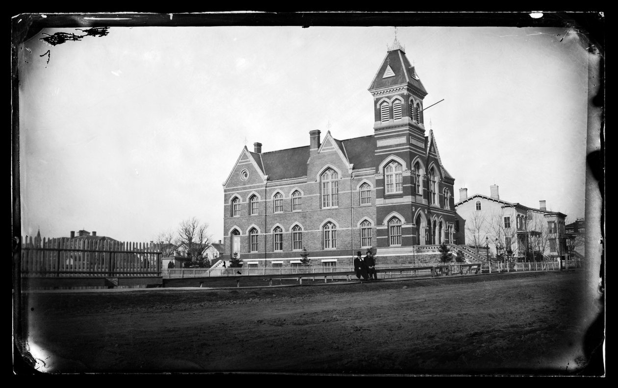 Town Hall, Flatbush, Brooklyn, n. 1872-1887 (märkäkollodion negatiivinen) tekijältä George Bradford Brainerd