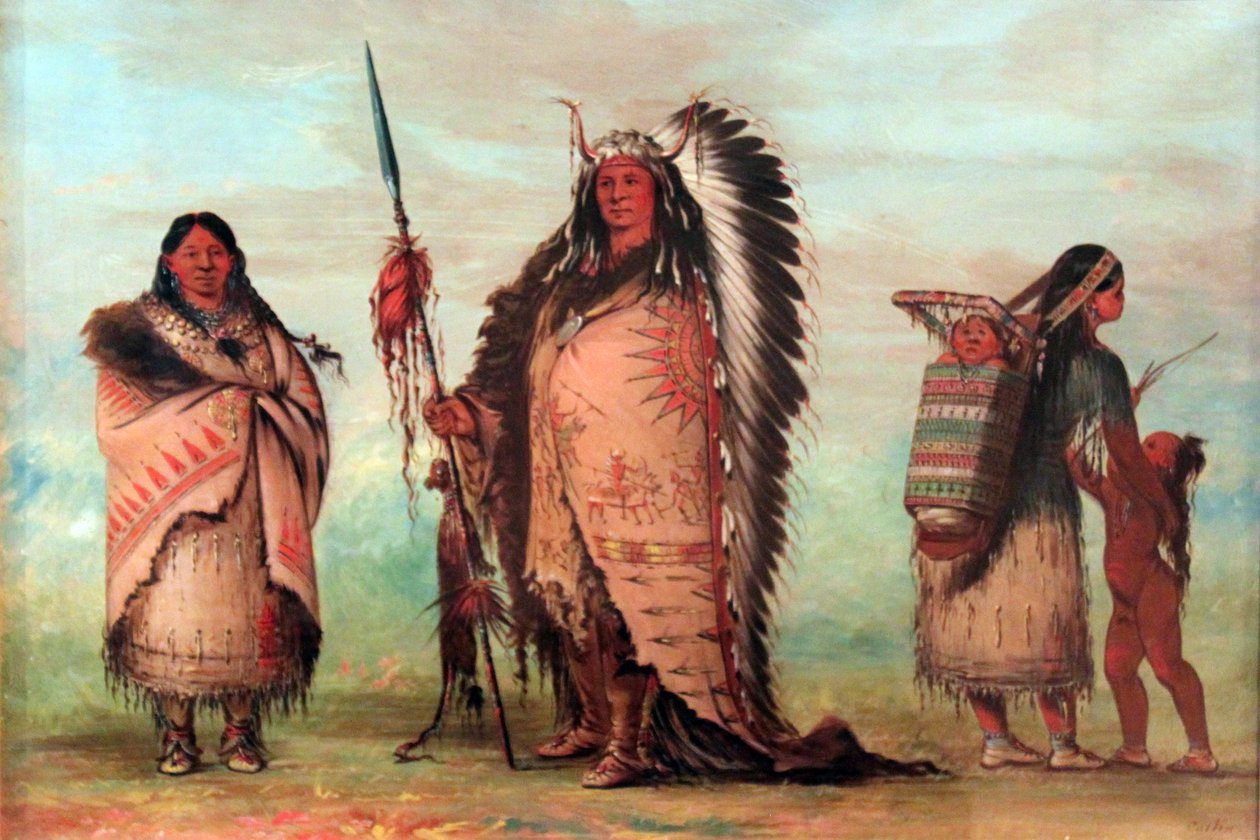 Sioux: Black Rock perheen kanssa. Päällikkö esittelee ylpeänä kunniamerkkejään, muun muassa keihästä ja skalpista. tekijältä George Catlin