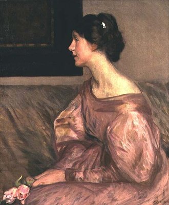 Muotokuva naisesta, joka istuu, puolipitkä profiilissa pitelee kahta vaaleanpunaista ruusua ja yllään vaaleanpunainen mekko tekijältä George Clausen