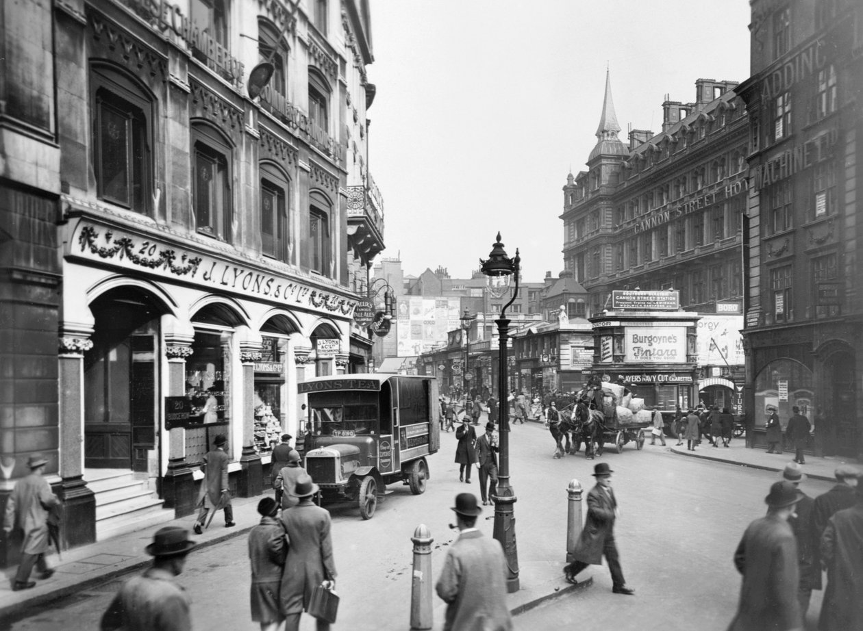 Cannon Street, jossa Lyonin kauppa, hotelli ja asema, Lontoo, 1920-c1930. tekijältä George Davison Reid