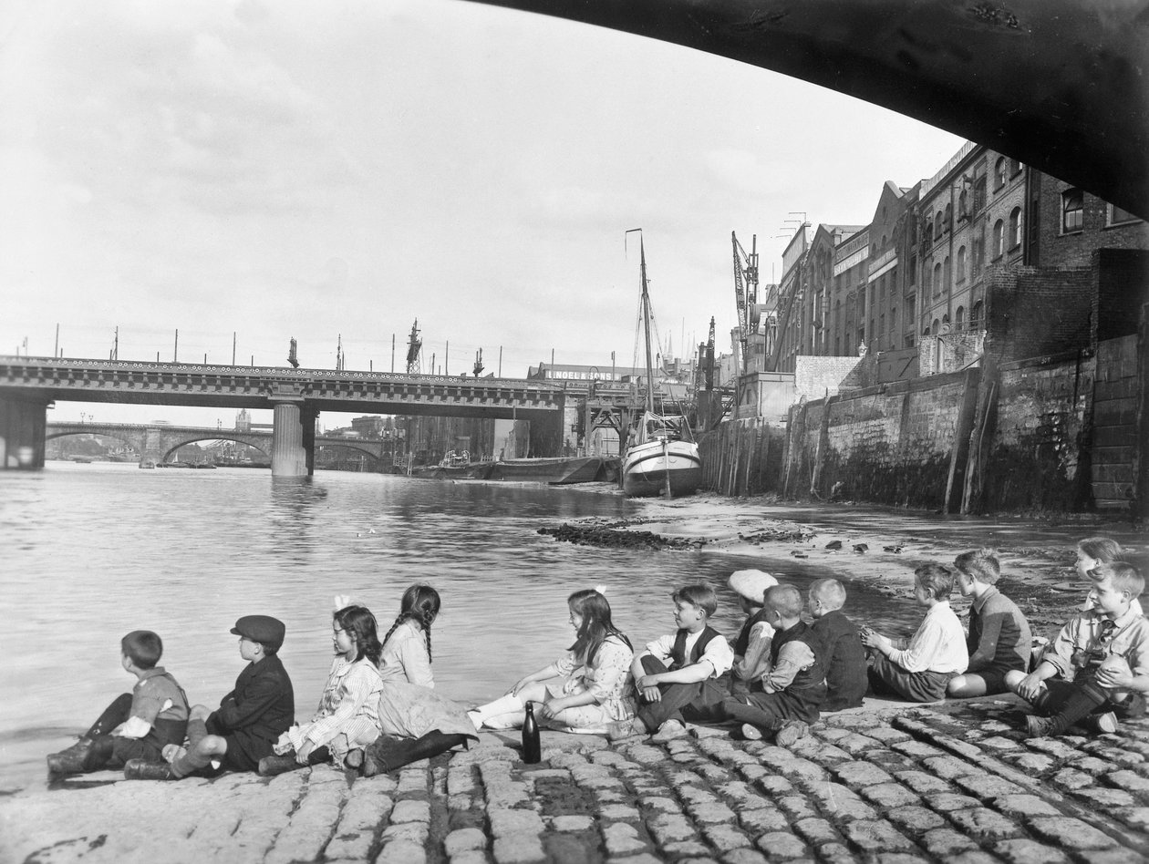 Lapset mukulakivikadulla Southwark Bridgen alla, Lontoo, 1930 tekijältä George Davison Reid