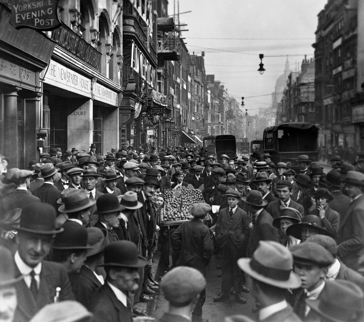 Väkijoukko Newspaper Housen ulkopuolella, Fleet St katsoen itään, Lontoon Cityssä ennen vuotta 1933. tekijältä George Davison Reid