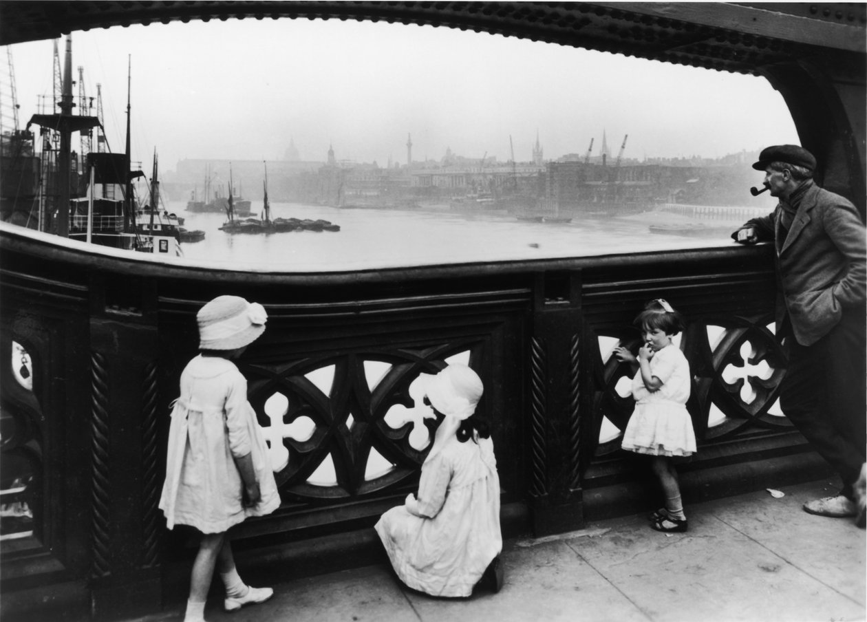 Ihmiset katsovat Thamesia Tower Bridgestä Lontoon Citystä, vuodelta 1930 tekijältä George Davison Reid