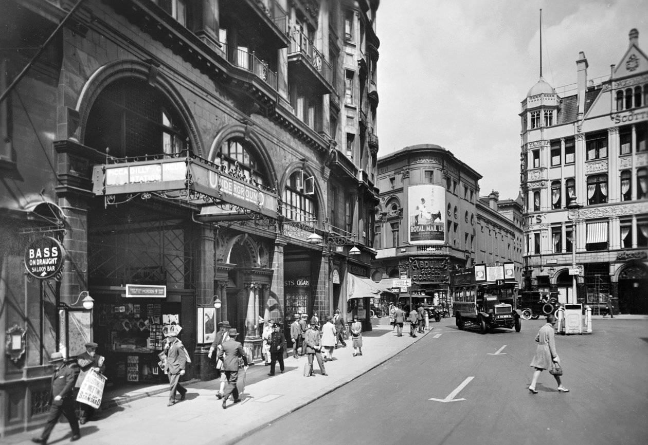 Piccadilly Circus Station, Haymarket entrance, Westminster, London, c1930s   1176571   fi       finnish Successfully Translated  Original: Albury Translat: Albury 1274587 fi finnish Successfully Translated Original: Asile impériale de Vincennes: la bibliot tekijältä George Davison Reid