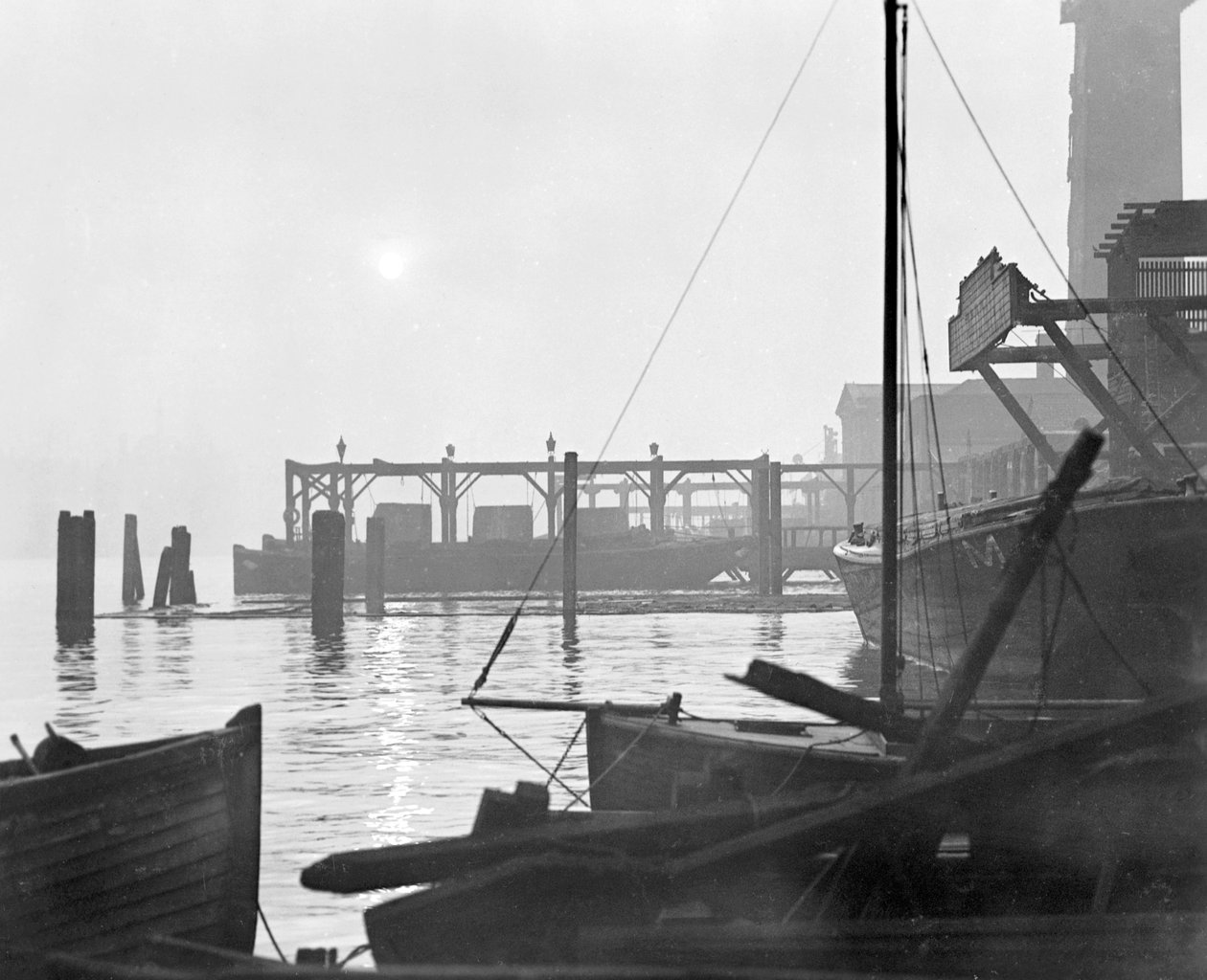 Auringonnousu Lambethin ranta-alueella itään katsovassa Lontoossa 1930-luvun alussa tekijältä George Davison Reid