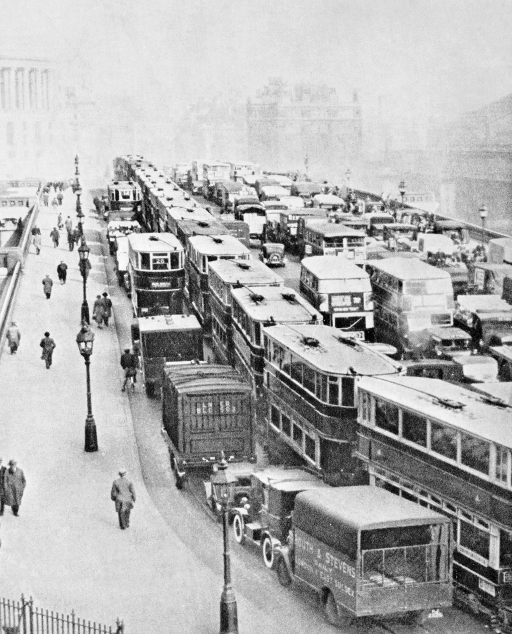 Liikenneruuhka Blackfriars Bridgellä, Lontoo, vuodelta 1935 tekijältä George Davison Reid