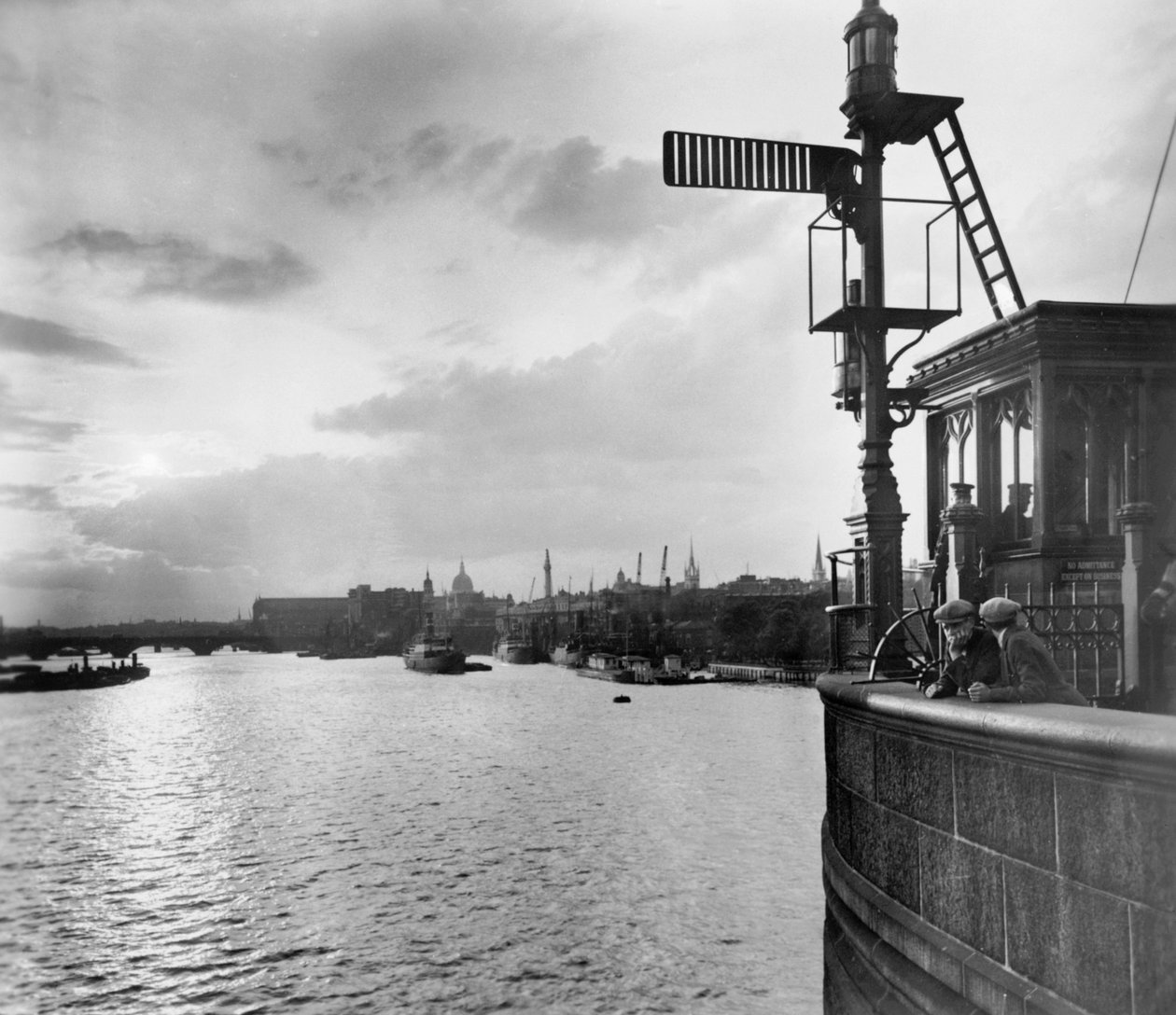 Näkymä vastavirtaan Tower Bridgestä, Stepneystä, Tower Hamletsista, Lontoosta tekijältä George Davison Reid