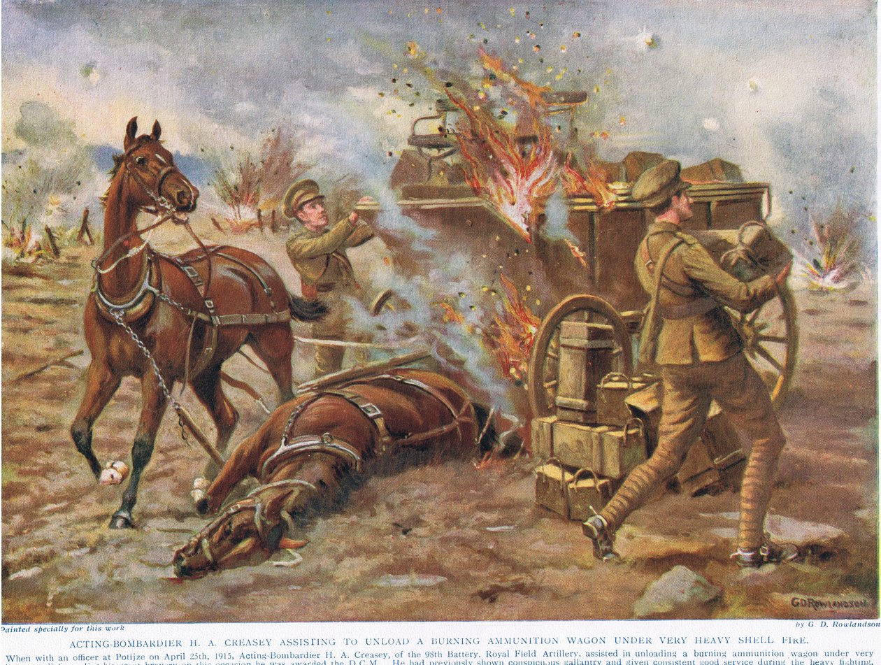 Näyttelijä-Bombardier H.A. Creasey auttoi purkamaan palavaa ammusvaunua erittäin raskaan tulipalon alla, esimerkki teoksesta Deeds that Thrill the Empire, julkaisija Hutchinson und Co., n. 1920 (colou) tekijältä George Derville Rowlandson