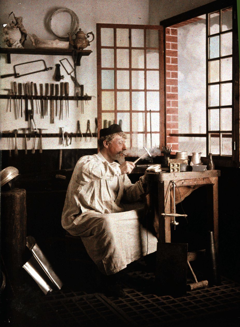 Orfevre studiossaan, Georges Henryn autokromi, v. 1910 tekijältä George F. Henry