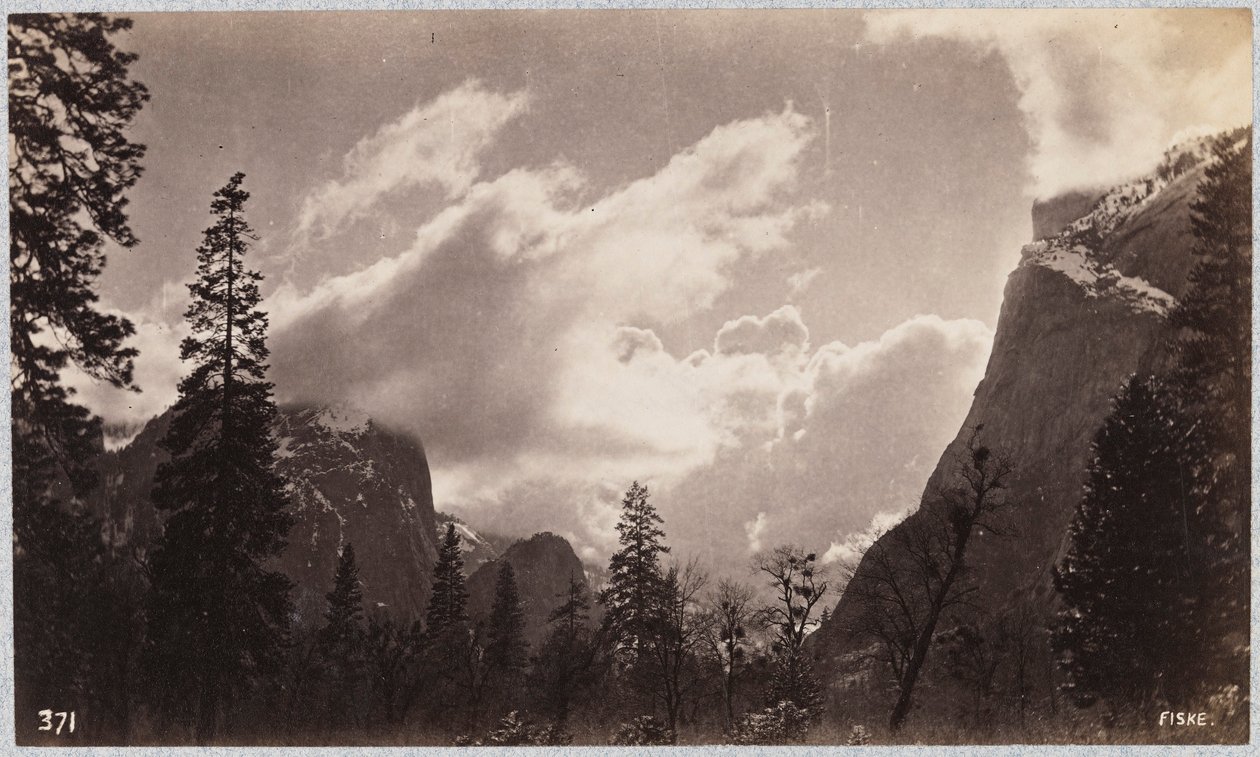 Yosemiten laakso, pilvien kanssa tekijältä George Fiske