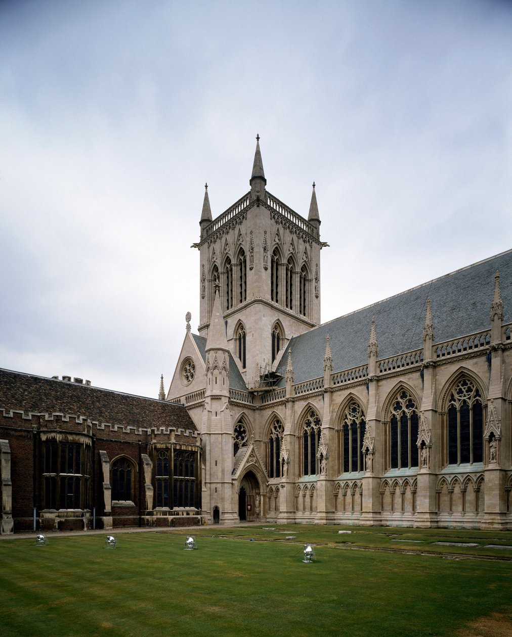 Goottilainen taide: näkymä Richmondin kreivitären vuonna 1511 perustamaan Saint John Collegeen. Kappeli rakennettiin vuonna 1864 Sir George Gilbert Scootin hankkeesta. Cambridgen yliopisto, Englanti tekijältä George Gilbert Scott