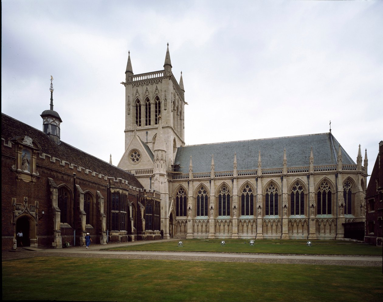 Goottilainen taide: näkymä Richmondin kreivitären vuonna 1511 perustamaan Saint John Collegeen. Kappeli rakennettiin vuonna 1864 Sir George Gilbert Scootin hankkeesta. Cambridgen yliopisto, Englanti tekijältä George Gilbert Scott