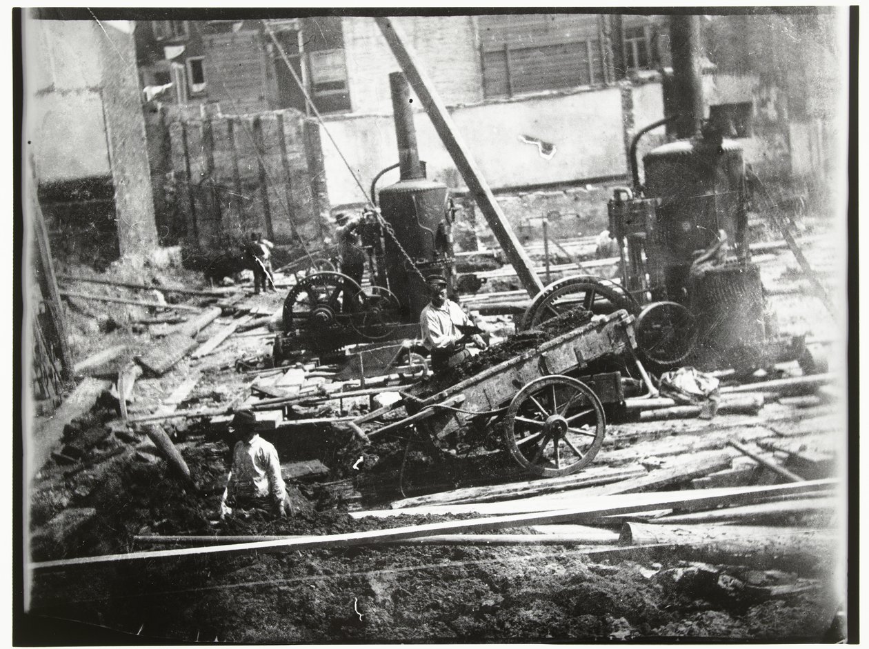 Kunnallisen uima- ja uintilaitoksen rakennustyömaa Heiligewegissä Amsterdamissa tekijältä George Hendrik Breitner