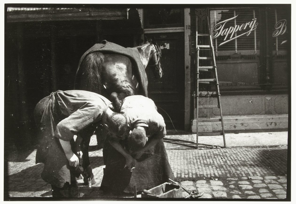 Farrier töissä hevosen kanssa tekijältä George Hendrik Breitner