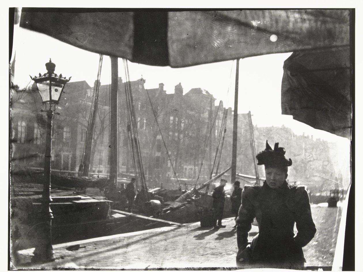 Muotokuva naisesta, joka kävelee Prinsengrachtilla Amsterdamissa tekijältä George Hendrik Breitner
