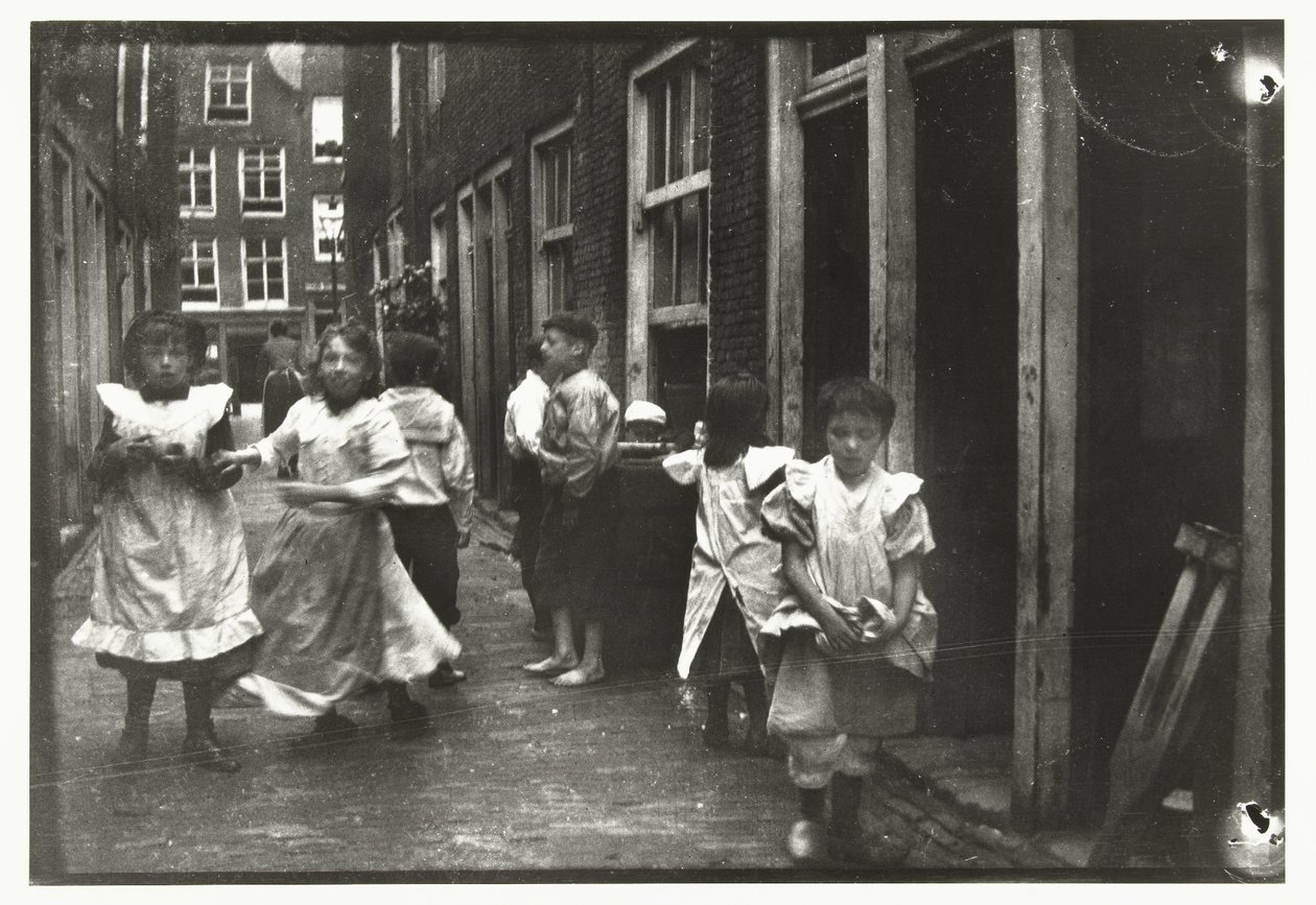 Kadulla leikkiviä lapsia tekijältä George Hendrik Breitner