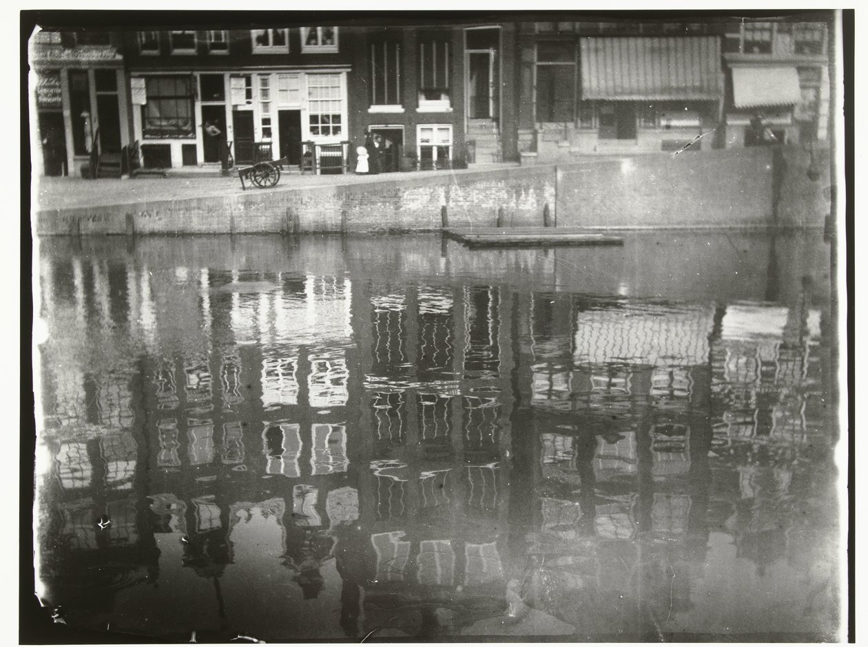 Heijastus kanavataloista vedessä osoitteessa Singel 377-385 Amsterdamissa tekijältä George Hendrik Breitner