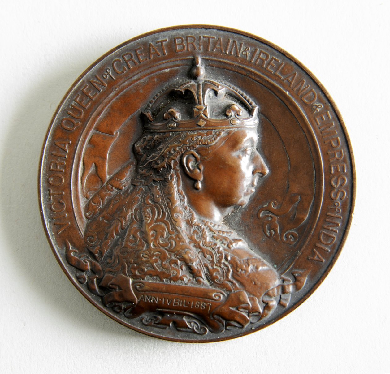 Mitali kuningatar Victorian kultaisen juhlavuoden muistoksi tekijältä George James Frampton
