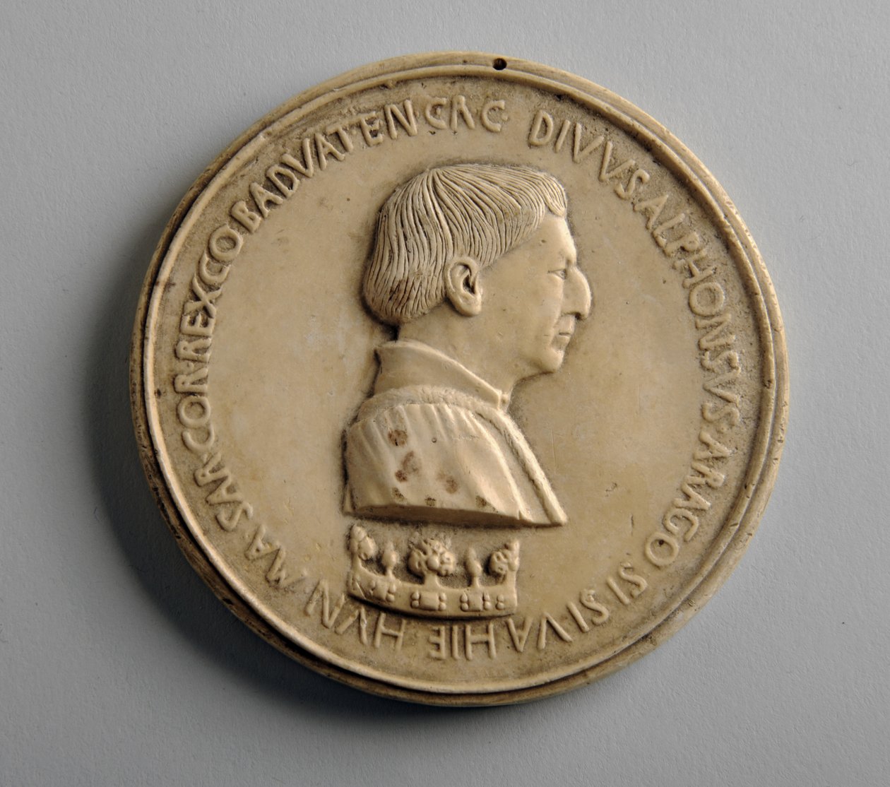 Kipsi medaljonki (kipsi) tekijältä George James Frampton