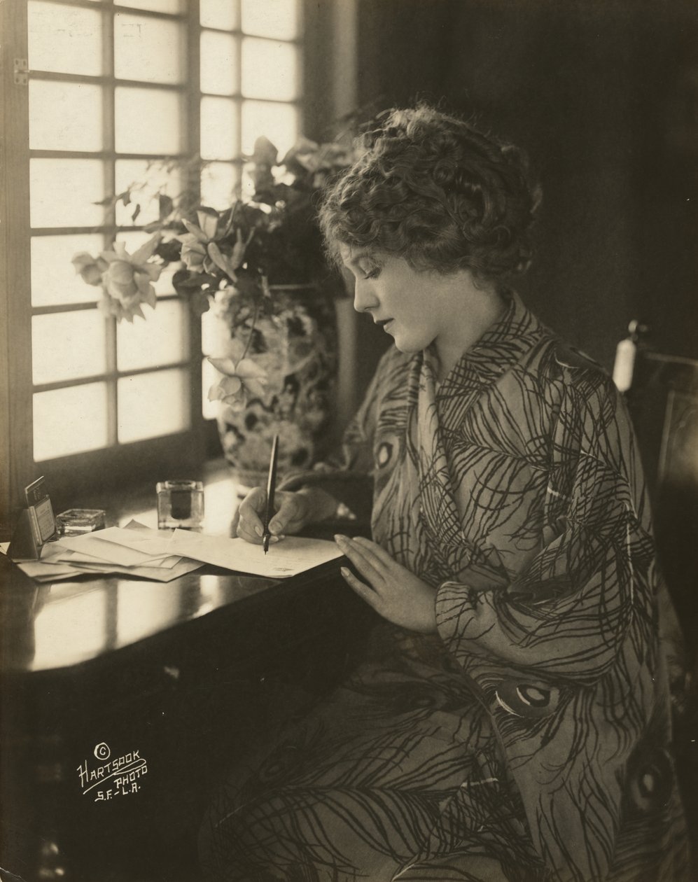 Mary Pickford, kimono yllään, kirjoittaa pöydän ääressä, n. 1918 (m/v kuva) tekijältä Bartolome Esteban and studio Murillo