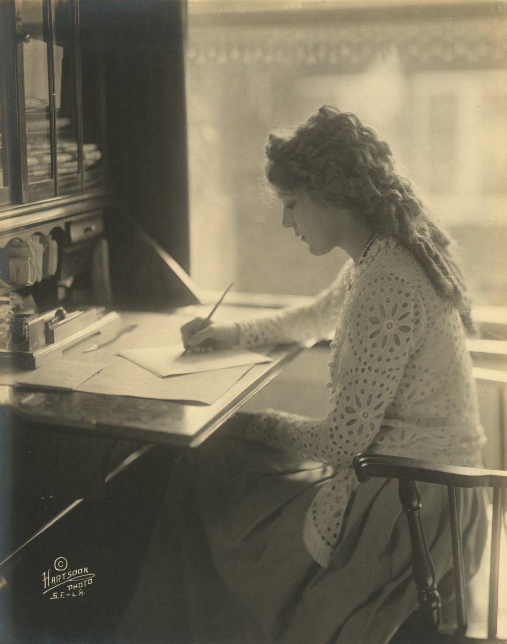 Mary Pickford kirjoittaa pöydän ääressä, n. 1918 (m/v kuva) tekijältä Bartolome Esteban and studio Murillo