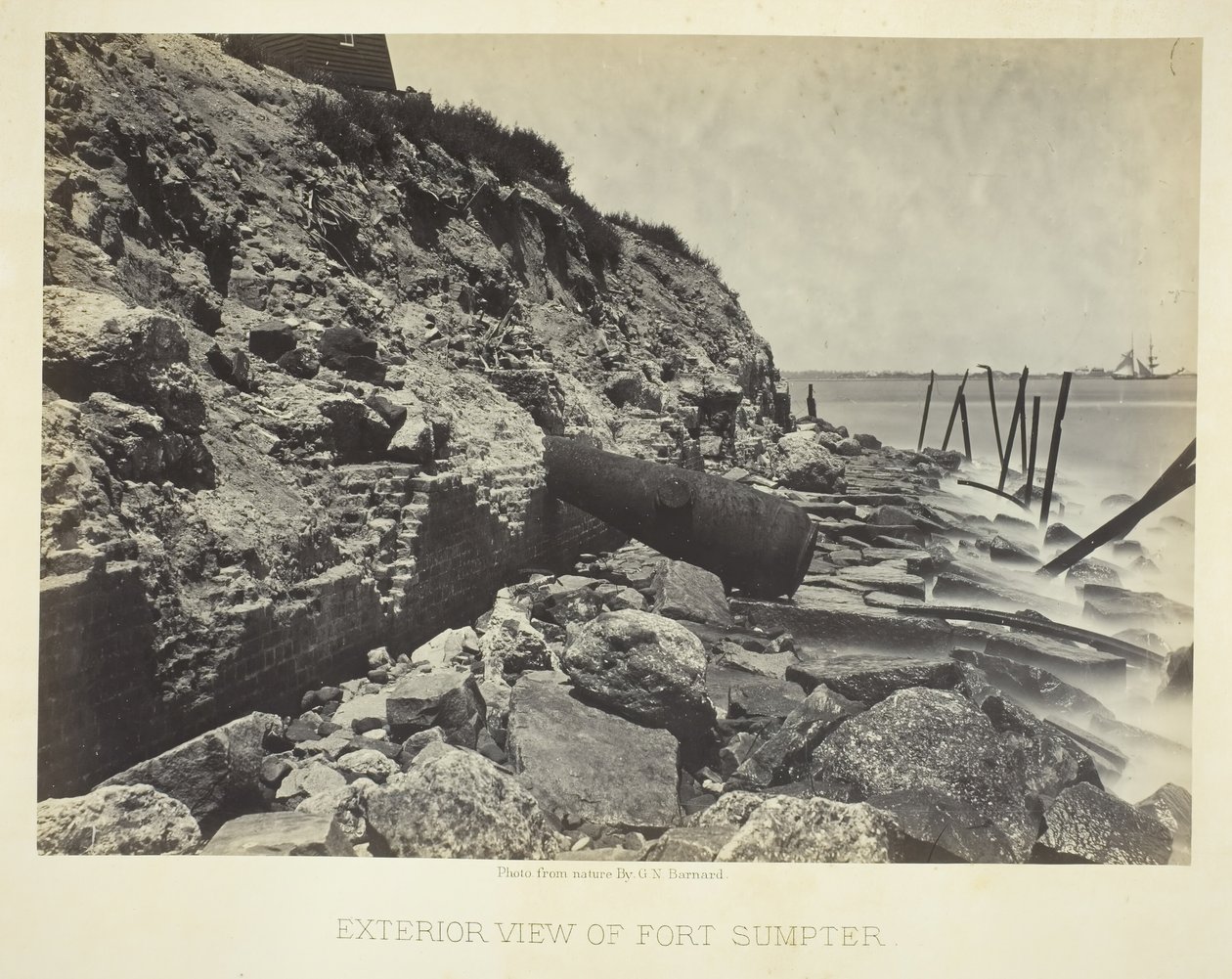 Näkymä Fort Sumpterin ulkopuolelta, 1866. tekijältä George N. Barnard