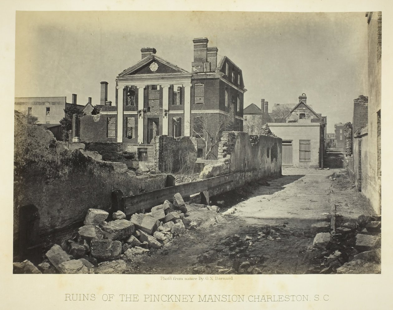 Pinckney Mansionin rauniot, Charleston, S.C., 1865. tekijältä George N. Barnard