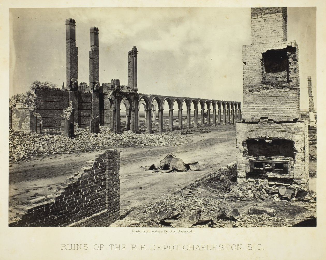 R.R. Depot Charleston, S.C., 1865 rauniot. tekijältä George N. Barnard