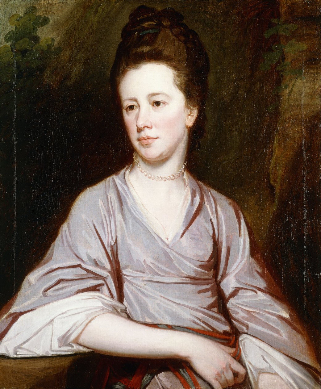Muotokuva neiti Joan Knatchbullista istuva puolipitkä, yllään vaaleanpunainen mekko ja helmikaulakoru, tekijältä George Romney