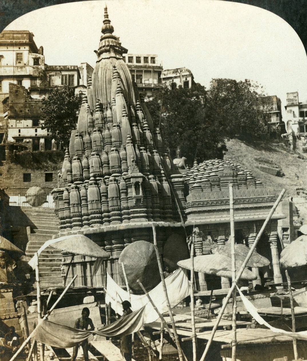 Temppelit Gangesin rannalla, Benares, Intia, 1909. tekijältä George Rose