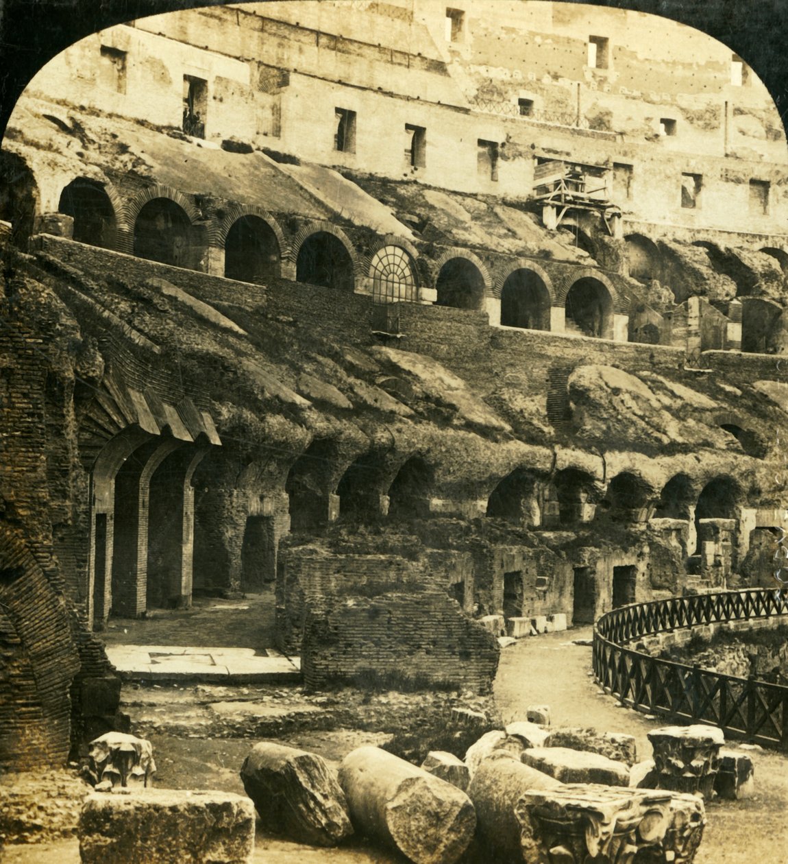 Colosseumin sisustus, Rooma, Italia, c1909. tekijältä George Rose