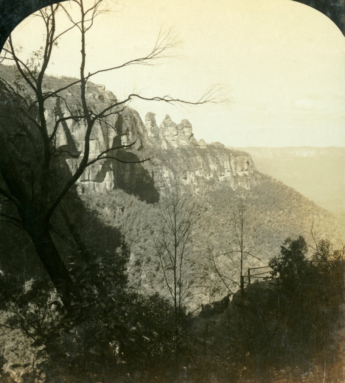 Katoomba ja Jamieson Basins, Blue Mountains, New South Wales, Australia, 1908. tekijältä George Rose