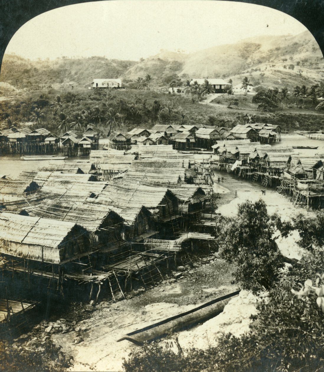Ela-Varian kylä, Britti-Uusi-Guinea, vuodelta 1909. tekijältä George Rose