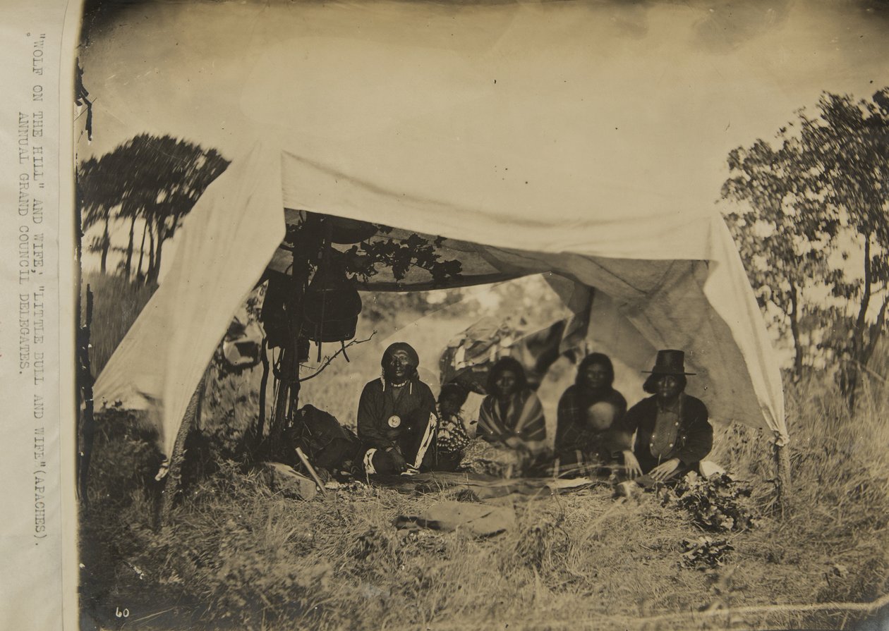 "Susi kukkulalla" ja vaimo; Little Bull ja vaimo (Apaches) vuosittaiset suurneuvoston edustajat tekijältä George W. Ingalls