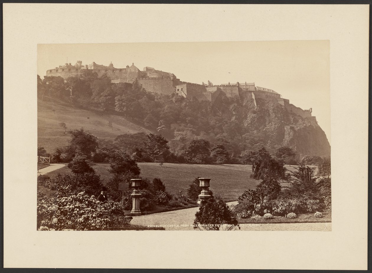 Edinburghin linna West Princes St. Gardensista nähtynä tekijältä George Washington Wilson