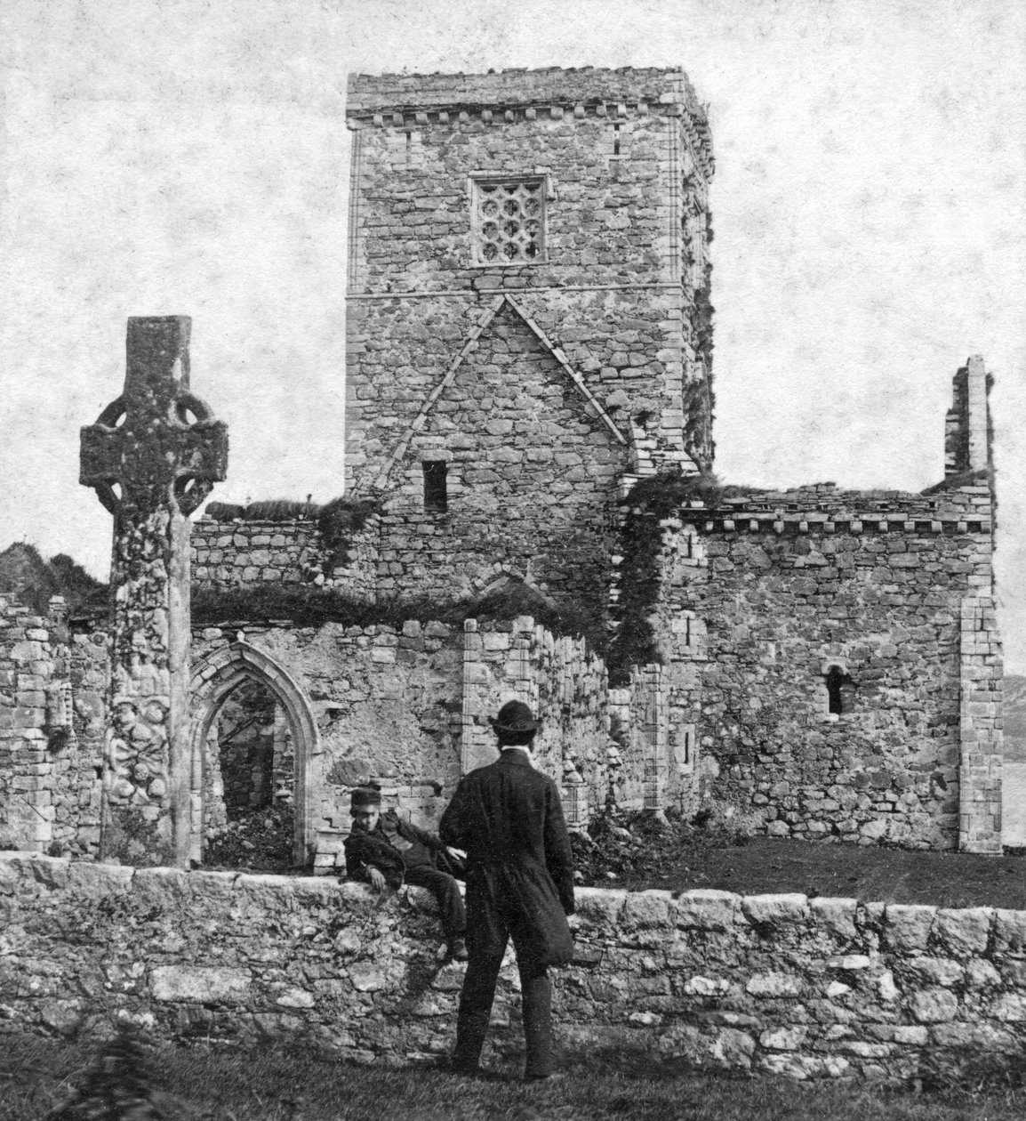 Katedraalin rauniot ja St Martins Cross, Iona, Argyll ja Bute, Skotlanti, 1800-luvun loppu. tekijältä George Washington Wilson