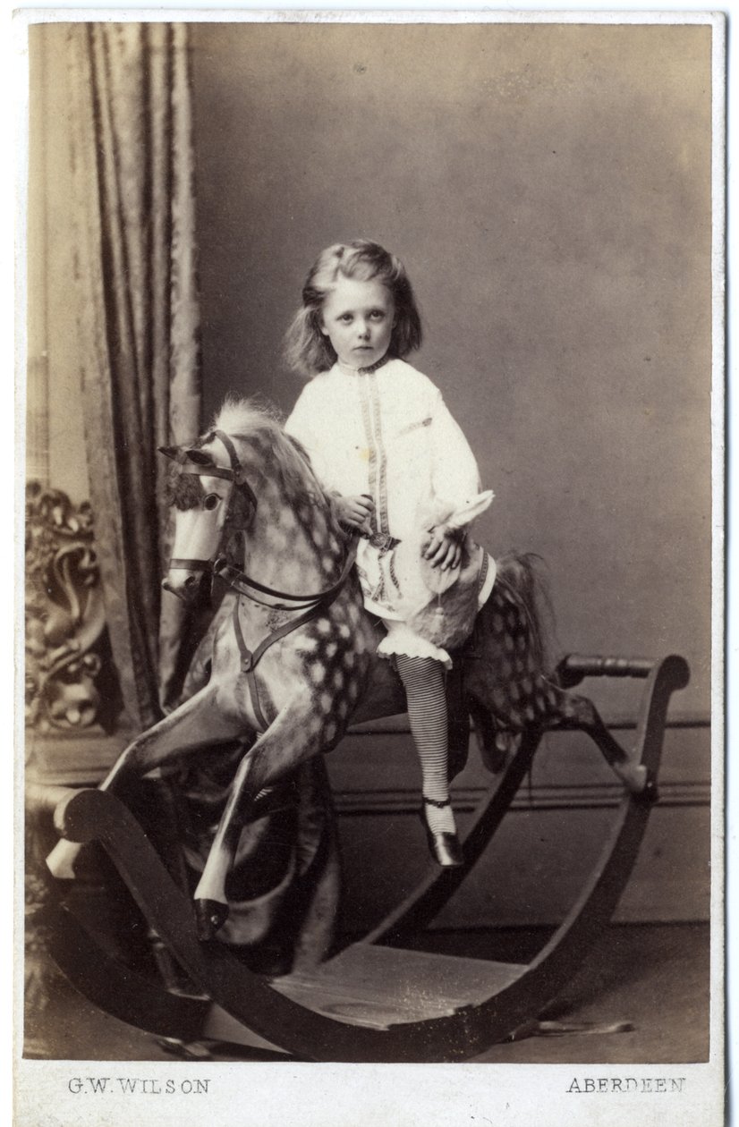 Nuori tyttö istuu keinuhevosella, 1860 (albumiprintti) tekijältä George Washington Wilson